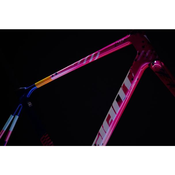 TCR Advanced Pro-rám M Carnival